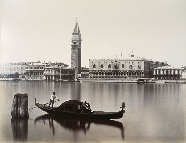 Foto Carlo Naya (1816–1882), Venedig: Blick auf Markusbibliothek, Campanile und Dogenpalast, ca. 1875