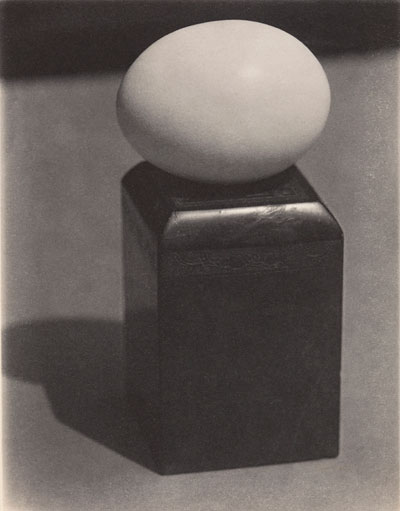Foto Paul Outerbridge (1896–1958), Ei auf Block, 1923