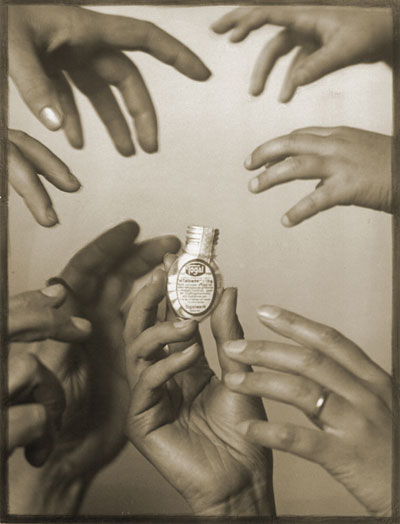 Foto Rudolf Koppitz, Werbesujet für das Schmerzmittel Togal