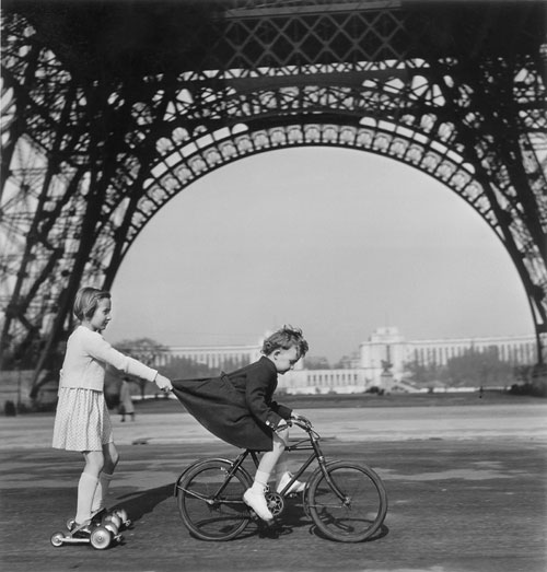 Foto Robert Doisneau, Im Schlepptau auf dem Champ-de-Mars, Paris, 1943
