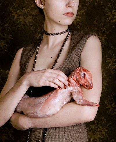 Foto Carina Linge, Dame mit Kaninchen, 2008