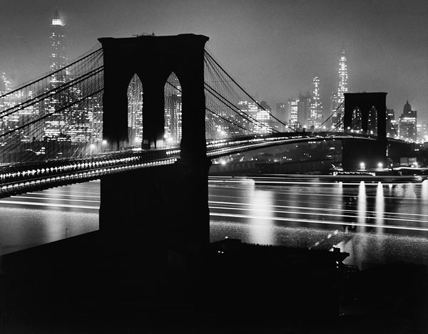 Foto Andreas Feininger „Brooklyn Bridge bei Nacht, New York“ (1945)