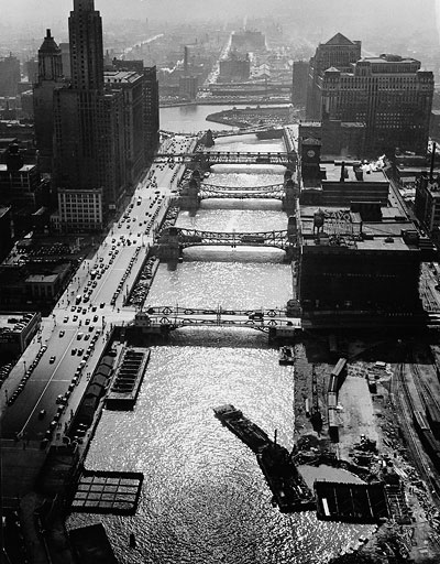 Foto Andreas Feininger „Chicago River und Wacker Drive, Chicago“ (1941)