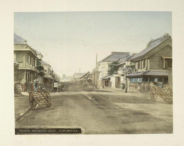 Town Honcho-Dori Yokohama. 1880-1890. Fotografiert von Kimbei, Kusakabe.