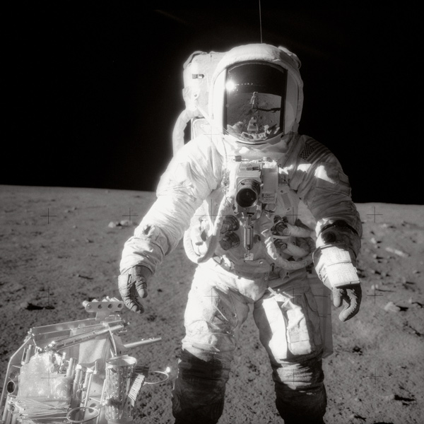 Astronaut Alan  L. Bean mit Hasselblad-Kamera auf dem Mond