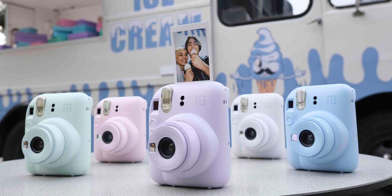 Neu von Fujifilm: Sofortbildkamera INSTAX mini 12 mit verstellbarem Sucher